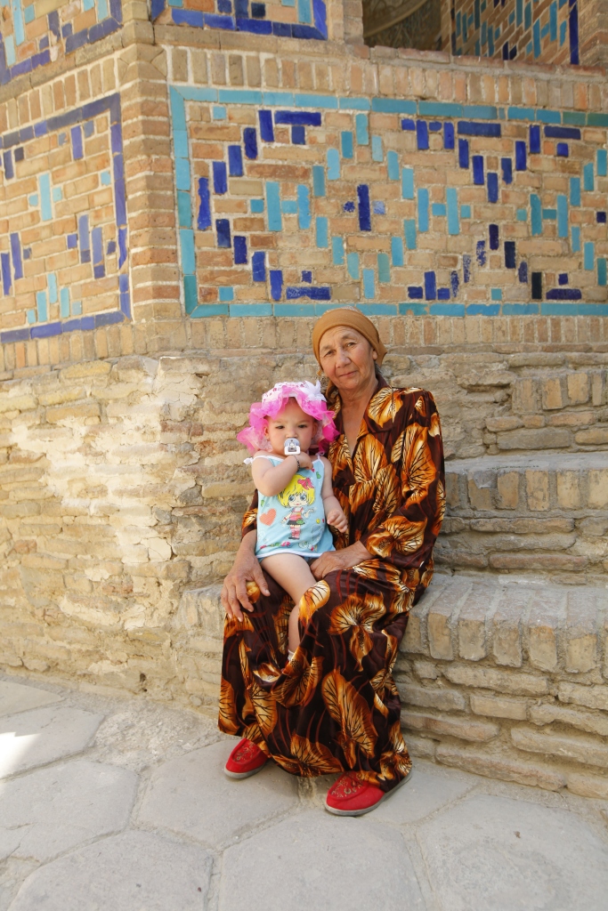 Uzbekistan - Grandma waiting in the shade